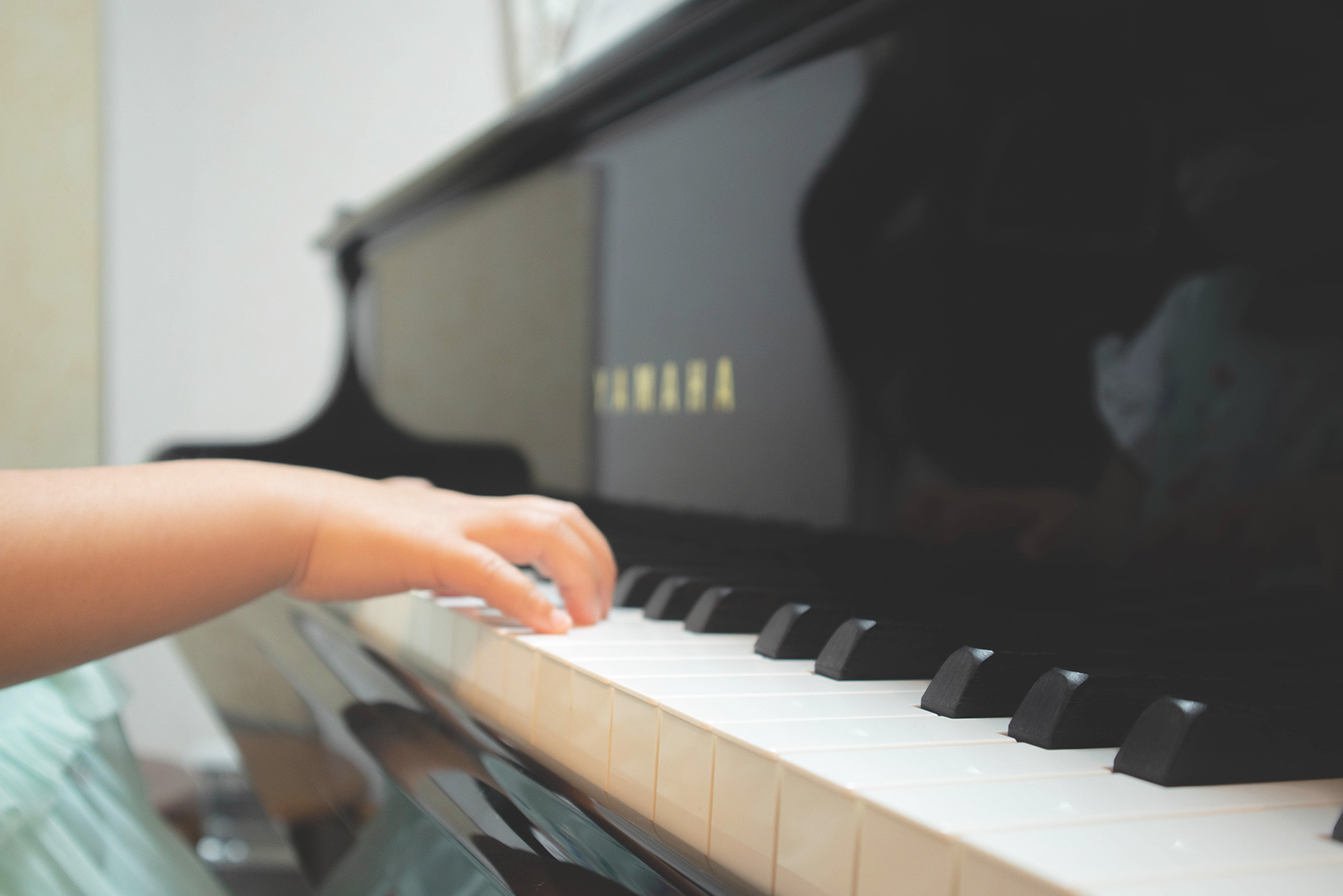 ピアノを弾く手